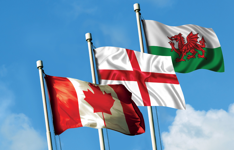 Sur un ciel bleu, le drapeau canadien, de l'Angleterre et du Pays de Galles.