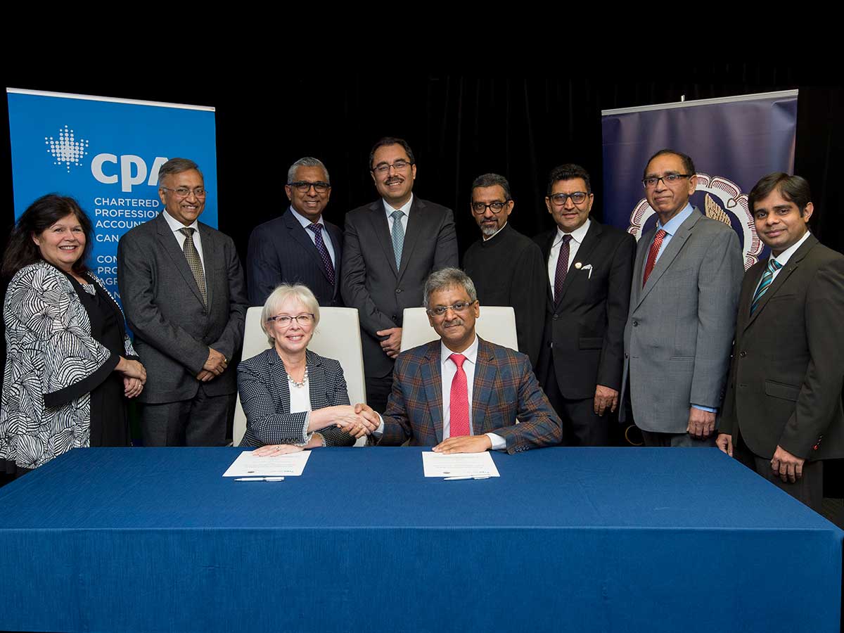 Joy Thomas (à gauche), présidente et chef de la direction des comptables professionnels agréés du Canada, et Naveen ND Gupta, président de l'Institut des comptables agréés de l'Inde avec des représentants des sections de l'ICAI de Toronto et de Vancouver, lors de la signature du protocole d'entente entre le Canada CPA et CA indiens à Toronto le 17 novembre 2018