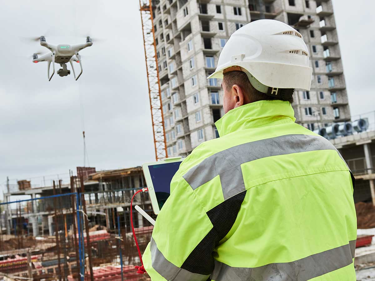 Drone opéré par un ouvrier de la construction sur un chantier de construction