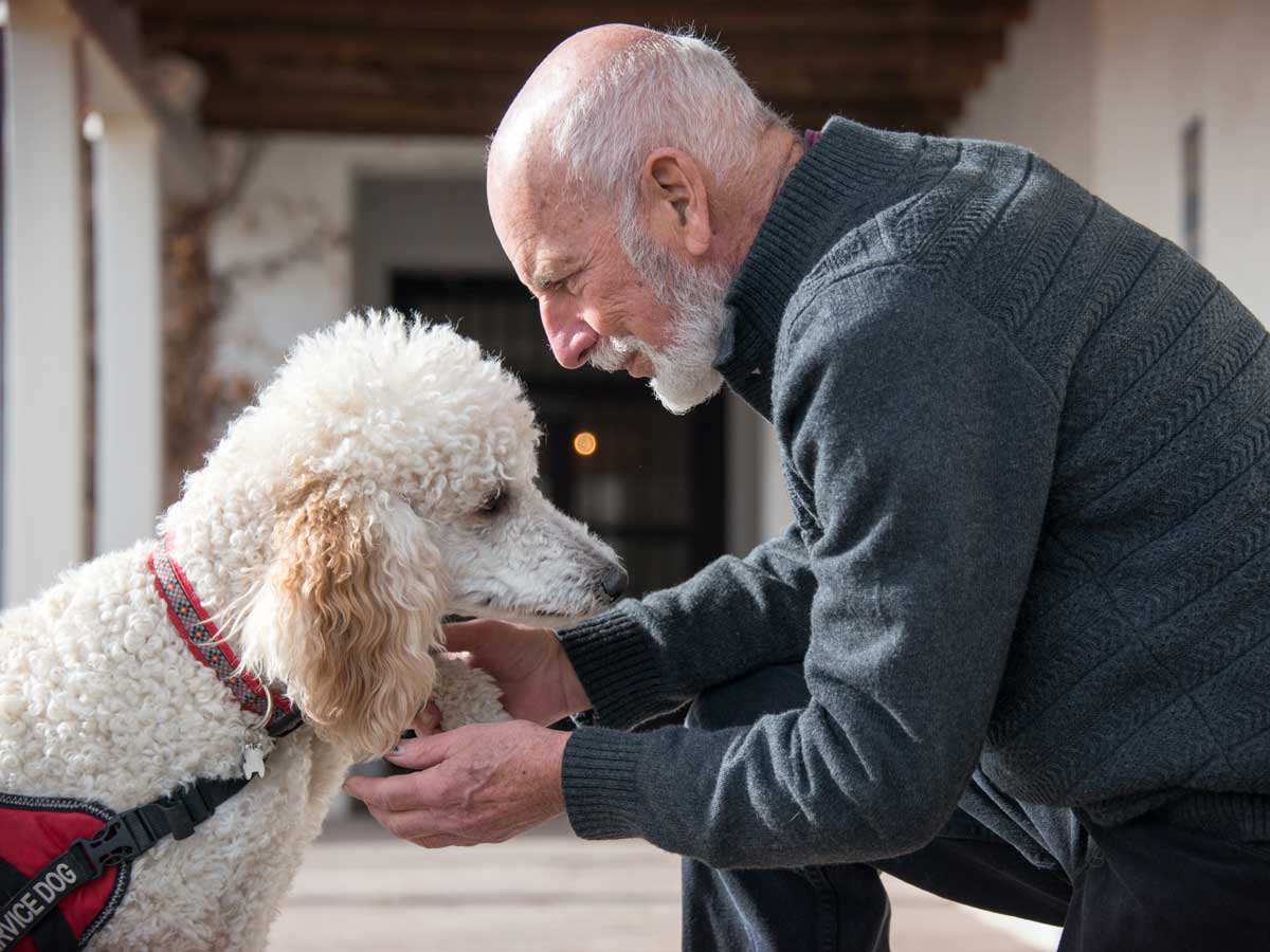 Senior homme avec son chien de service