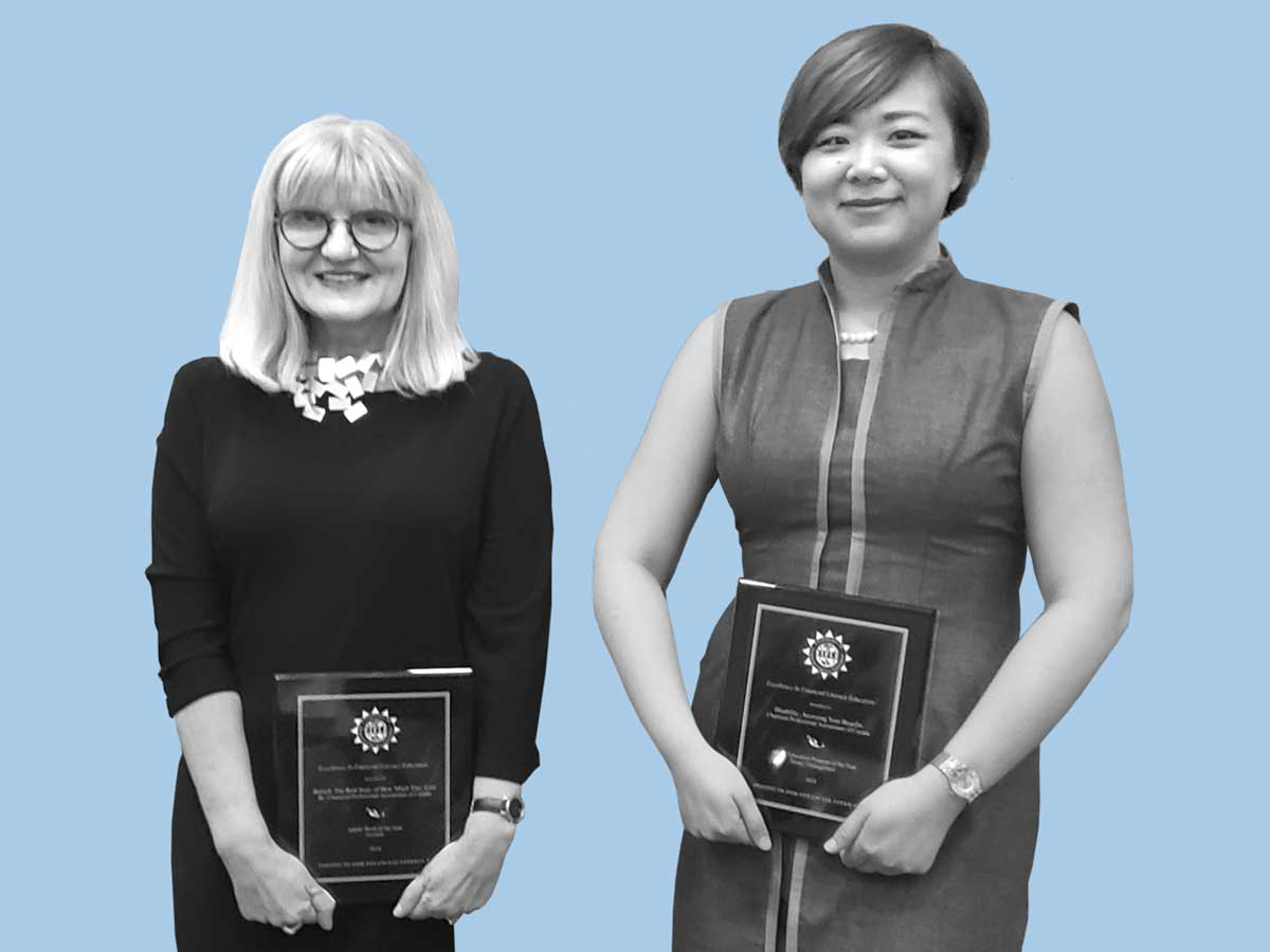 Doretta Thompson (à droite) et Li Zhang titulaires d'un prix pour le programme de littératie financière