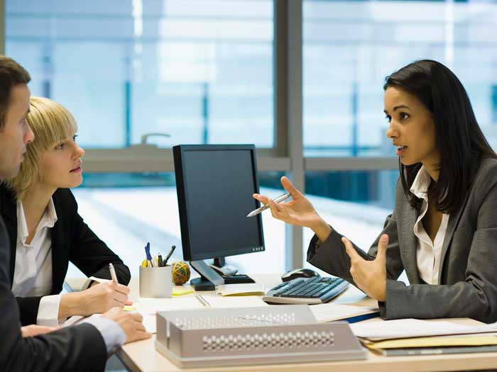 Cadre féminin parler aux clients au bureau