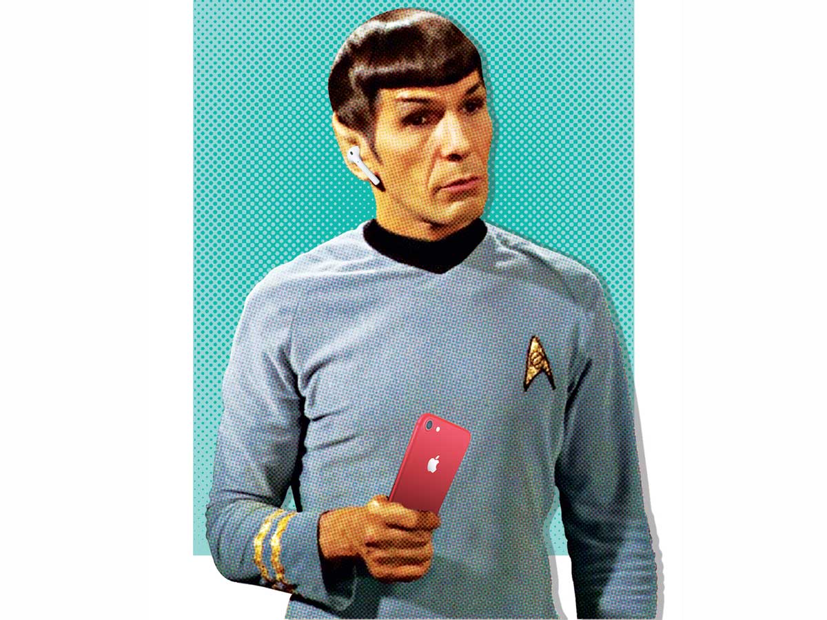 Spock tenant un téléphone portable sur fond bleu
