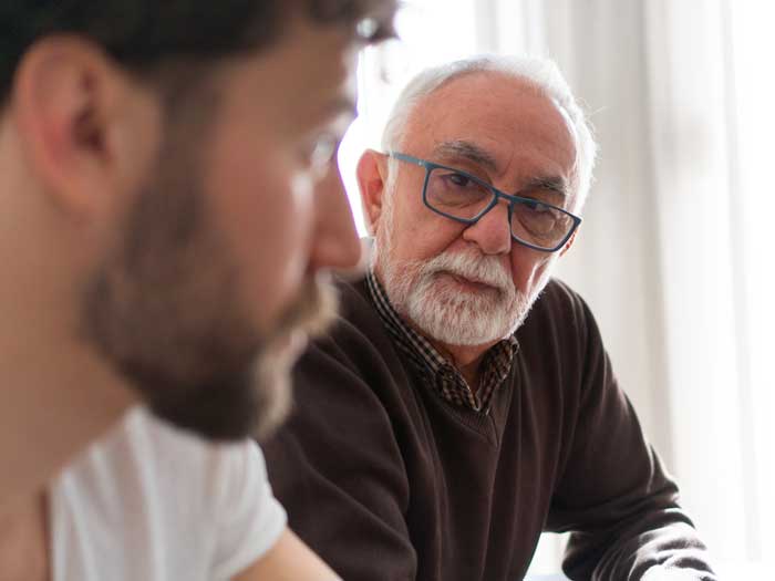Homme plus âgé, parler avec un homme plus jeune