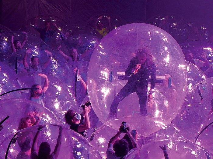 Wayne Coyne, l'homme de paille de Flaming Lips, préformant pour les fans à l'intérieur de bulles protectrices en 2020.