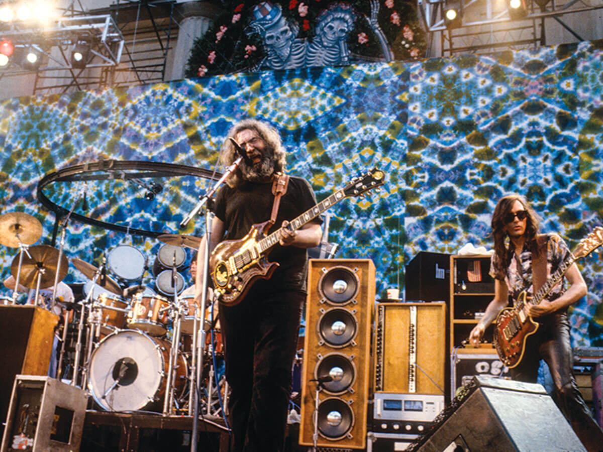 Jerry Garcia et son invité John Cipollina se produisent avec les Grateful Dead au Théâtre grec en mai 1983.