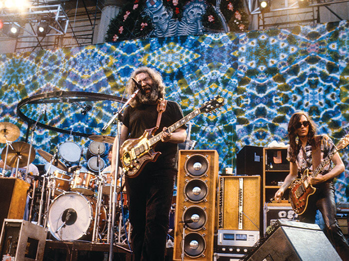 Jerry Garcia et son invité John Cipollina se produisent avec les Grateful Dead au Théâtre grec en mai 1983.