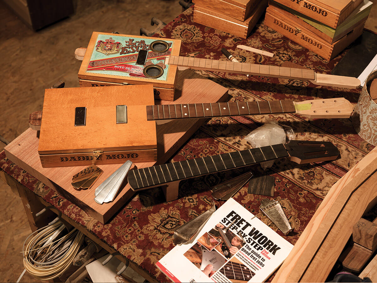 Corps de guitare Daddy Mojo Electrics fabriqués à partir de boîtes à cigares récupérées.