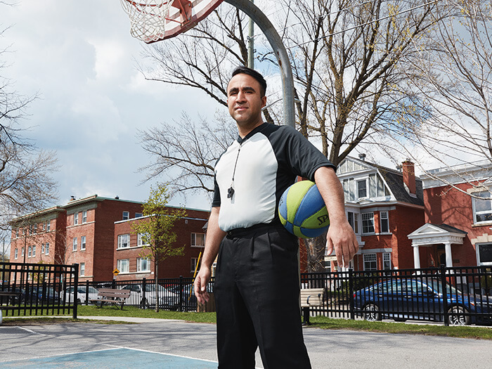 Portrait du CPA Sarwar Qureshi sur un terrain de basket-ball