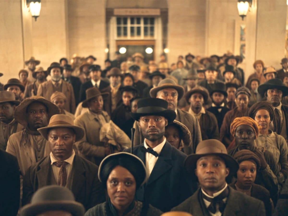 Une photo de la série télévisée The Underground Railroad montre un grand groupe d'esclaves en fuite en costume d'époque