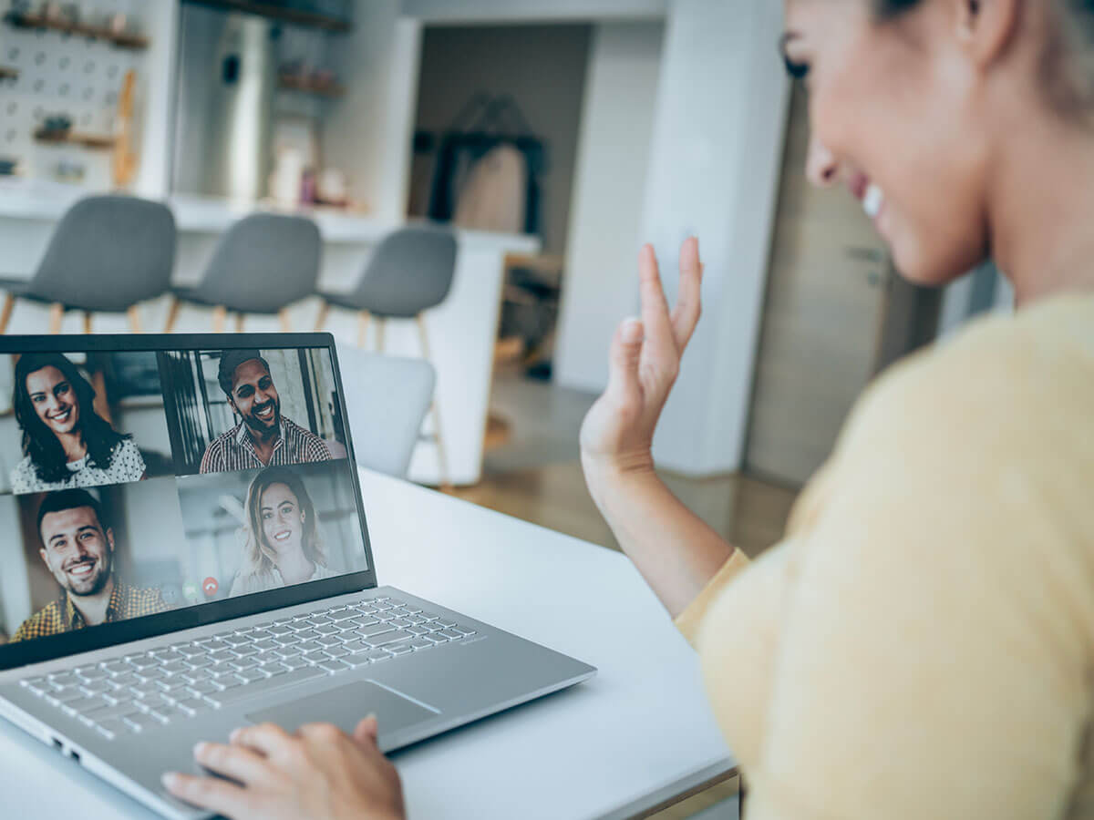 Femme d'affaires parlant à ses collègues dans une vidéoconférence.