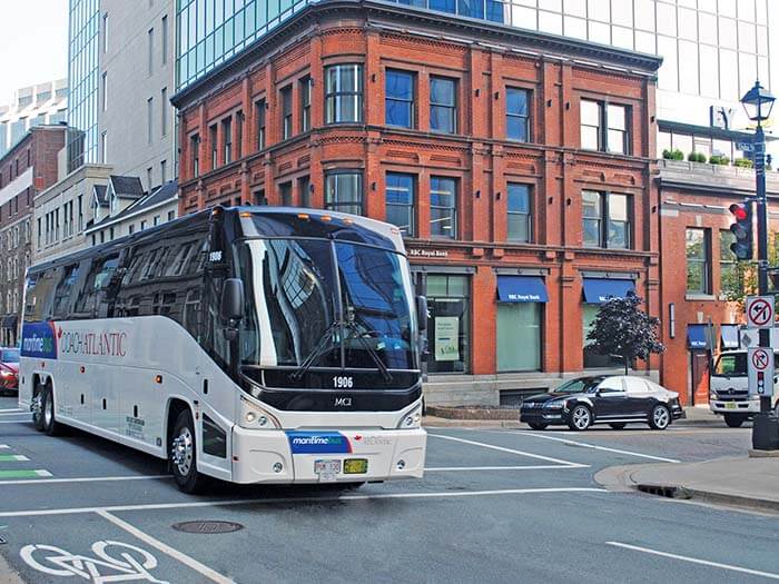 un bus est montré traversant une intersection dans une ville