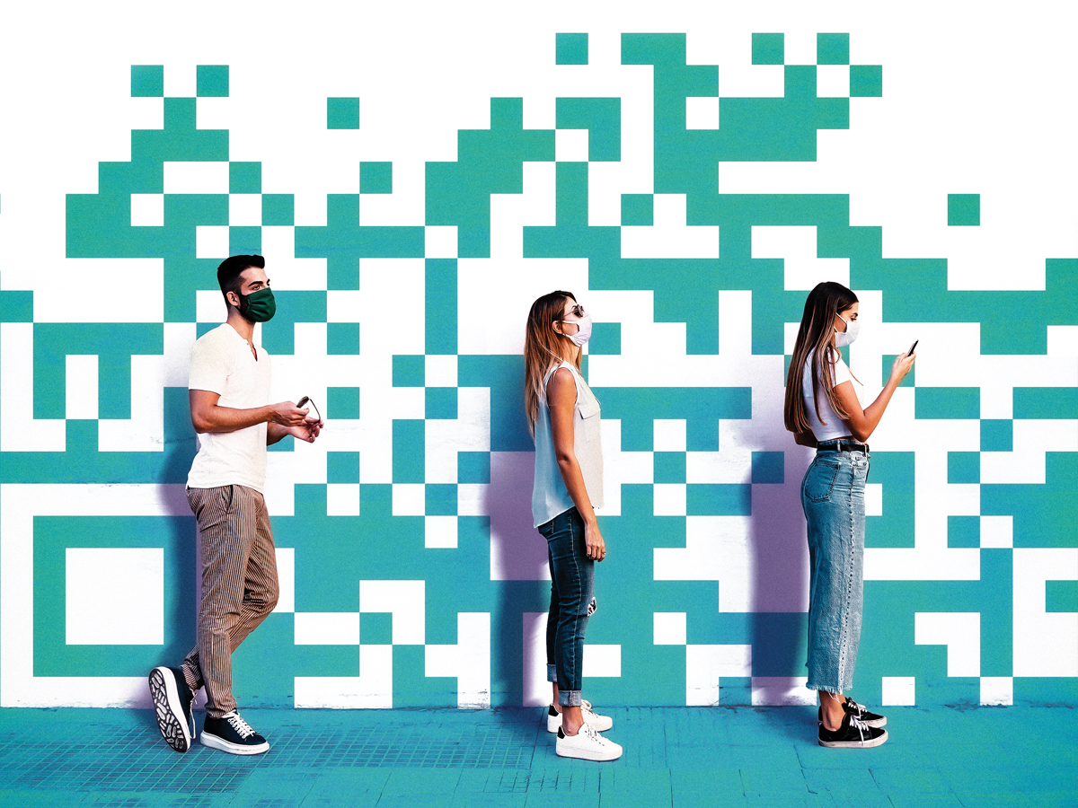 Trois personnes attendent en ligne devant un mur vert et blanc