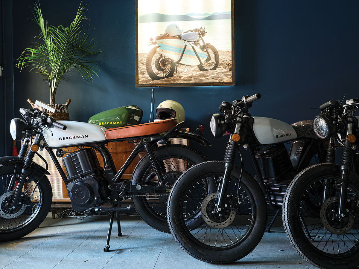 Trois motos sont installées dans une salle d'exposition