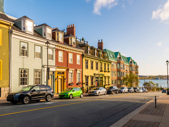 Une rangée de maisons colorées dans une rue au bord de l'eau à Dartmouth, en Nouvelle-Écosse.