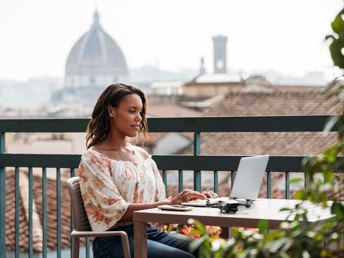 Jeune femme utilisant un ordinateur portable à Florence, en Italie.