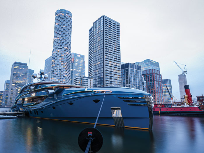 Un énorme bateau de luxe est amarré dans un port