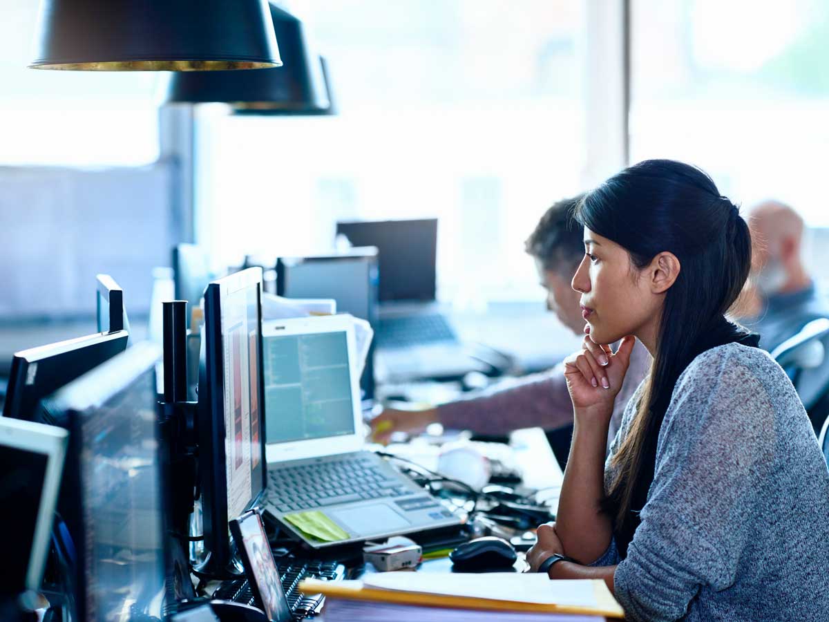 Une employée travaille sur un ordinateur dans un bureau
