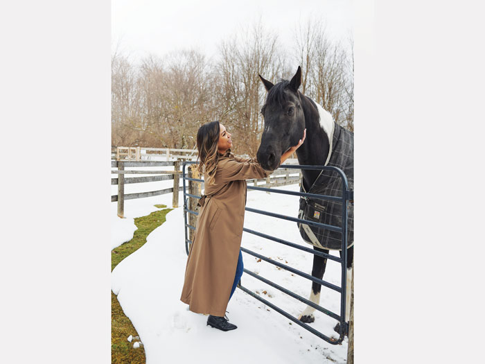 Ariana Azhari, CPA, avec un cheval