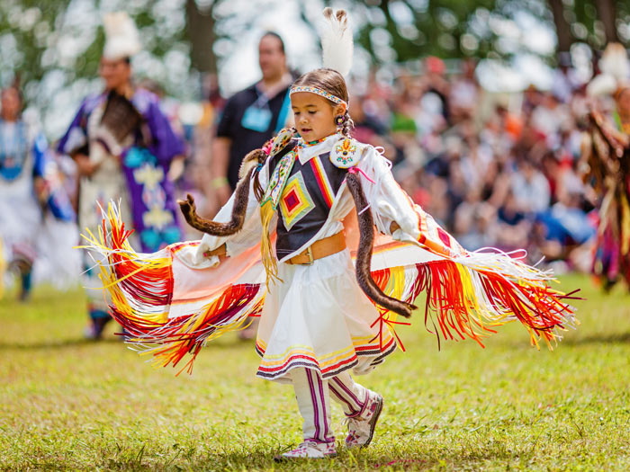 Une jeune fille danse lors du 27e pow-wow annuel Echoes Of A Proud Nation dans la réserve de Kahnawake, au Québec