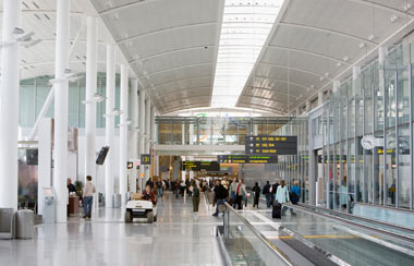 Voyageurs traversant un hall d'aéroport