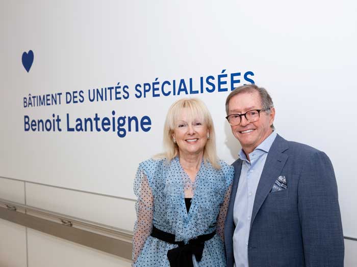 Michel Lanteigne et Diane Blais à l'aile du CHU Sainte-Justine nommée en l'honneur du défunt fils de Lanteigne, Benoit