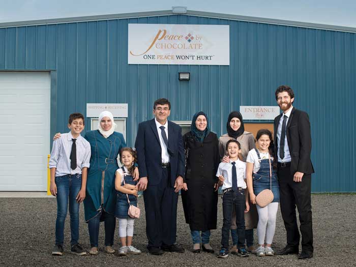 Tareq Hadhad et sa famille à l’ouverture de l’usine d’Antigonish en 2017