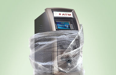 ATM enveloppé dans un matériau d’emballage en plastique