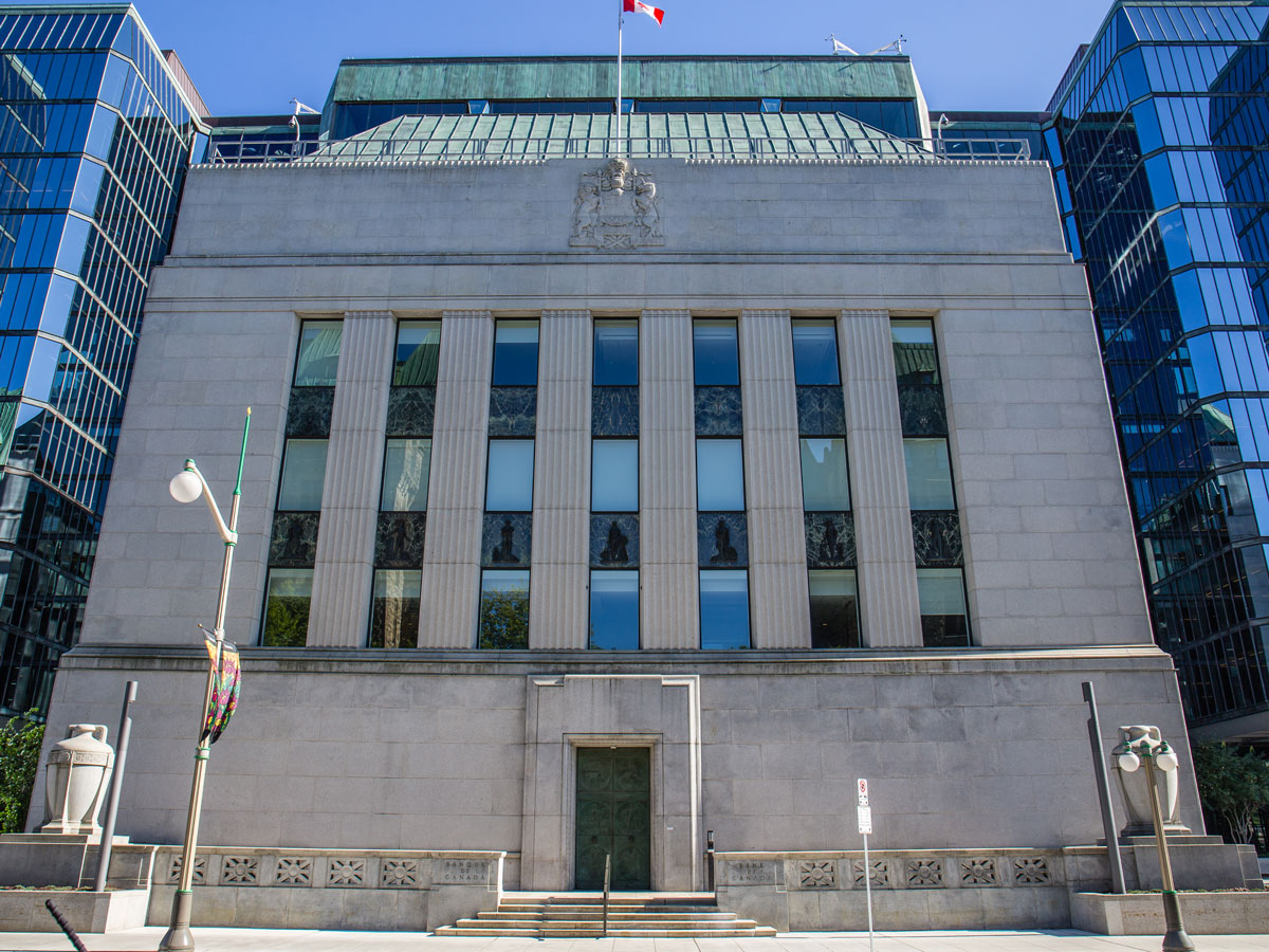 L'édifice historique de la Banque du Canada, flanqué des nouvelles tours de bureaux en verre de la Banque du Canada à Ottawa