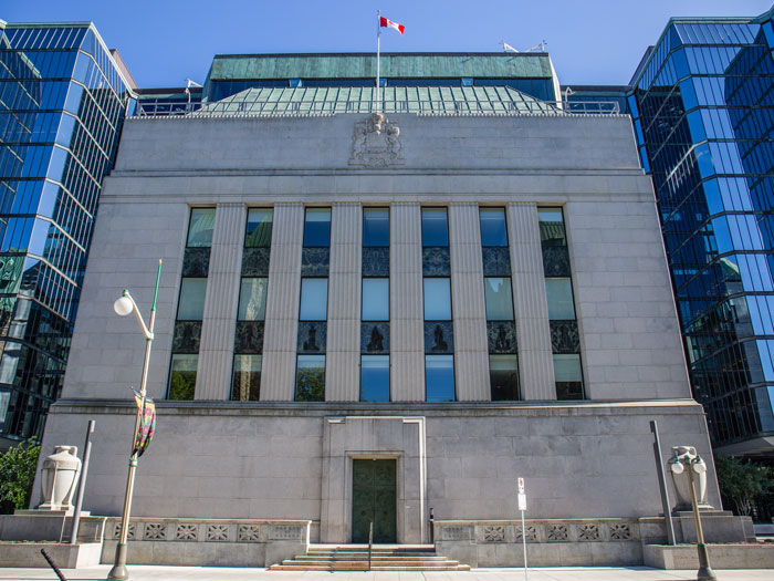 L'édifice historique de la Banque du Canada, flanqué des nouvelles tours de bureaux en verre de la Banque du Canada à Ottawa