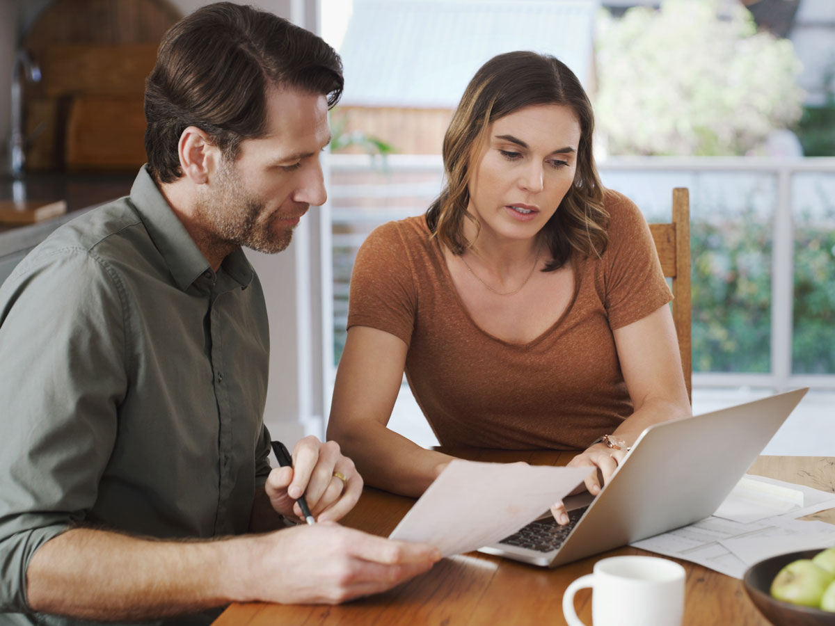 Couple utilisant un ordinateur portable pour gérer leurs finances 