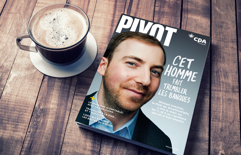 Mai 2018 Magazine Pivot sur une table à côté d'une tasse de café