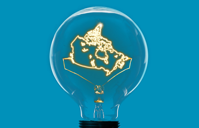 L’optimisation des services publics au Canada est illustrée par l’image d’une ampoule, devant un fond bleu, dont le filament lumineux prend la forme du territoire canadien.