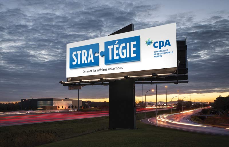 Sur un panneau en bordure d’une autoroute, deux pièces de casse-tête s’assemblent. Sur le premier apparaît la syllabe « stra », et sur l’autre, les syllabes « tégie », de manière à former le mot « stratégie ». Il s’agit d’un exemple d’une nouvelle publicité CPA.