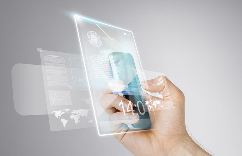Une main tient un téléphone intelligent sur lequel sont superposées des images d’applications mobiles en transparence.