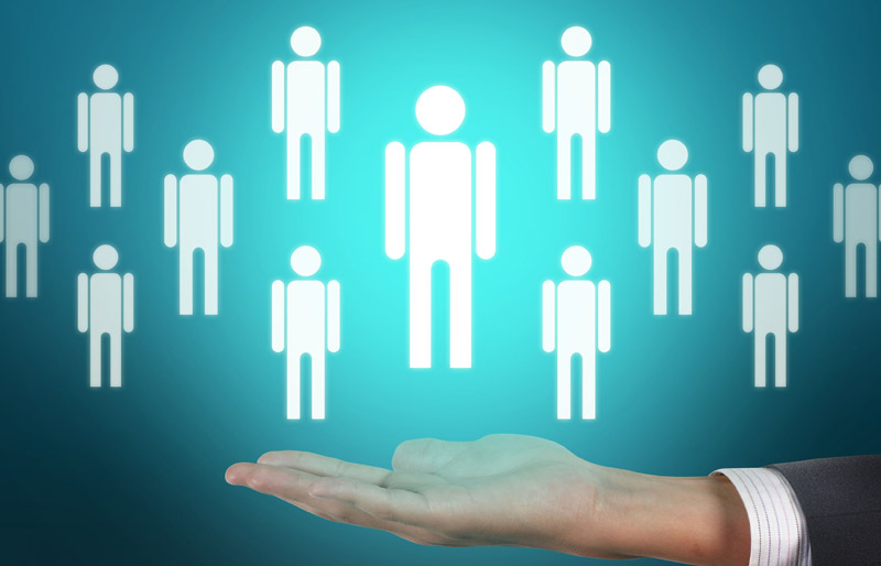 Sur fond bleu, des silhouettes de personnes blanches flottent au-dessus de la paume d’une main, illustrant la gestion du capital humain, un actif incorporel.