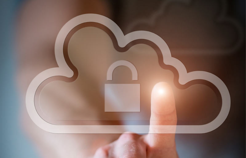 Un doigt appuie sur un écran tactile transparent qui affiche une icône représentant un cadenas entouré d’un nuage.