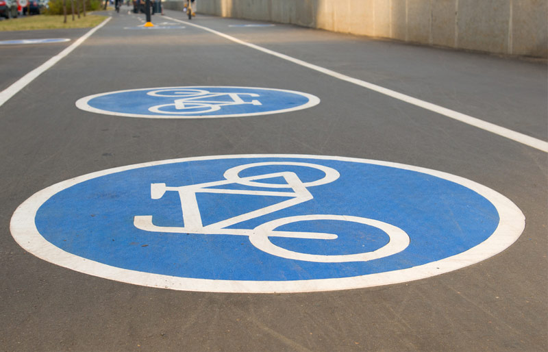 Gros plan sur le symbole d’un vélo peint sur une piste cyclable.