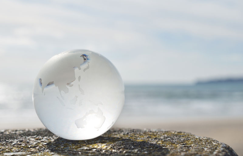 Globe sur un muret de ciment en bordure de la plage