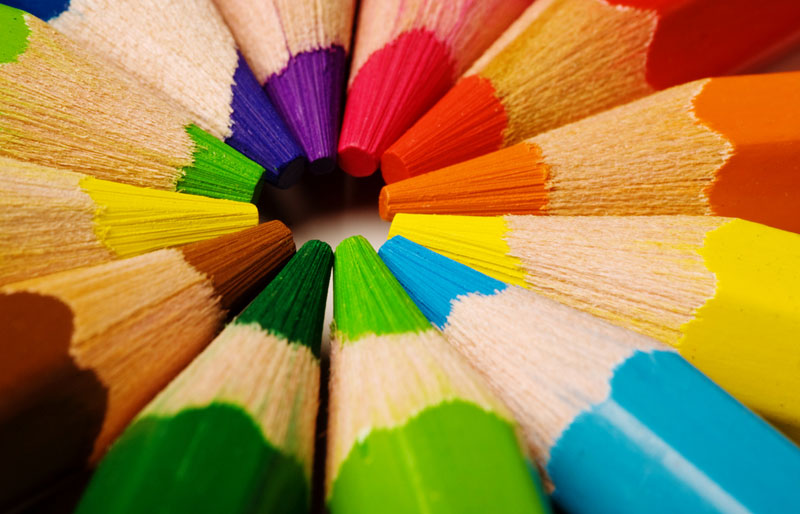 Le programme de mentorat pour élèves autochtones du secondaire est illustré par l’image en gros plan de mines de crayons de couleur réunis en cercle.
