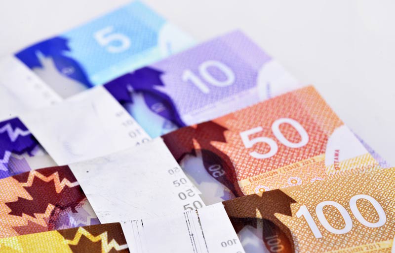 Le Bulletin Votre argent compte est illustré par une image de quatre liasses de billets canadiens de 5, 10, 50 et 100 dollars.