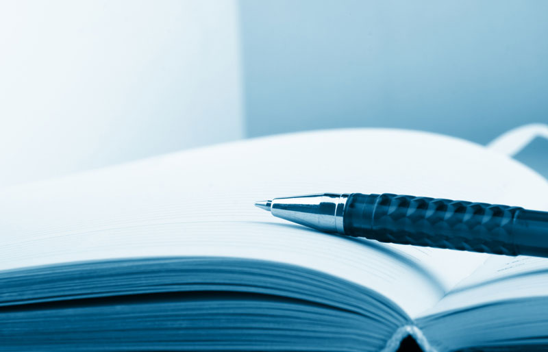 Un crayon à l’encre est posé sur un cahier de notes ouvert, évoquant les évaluations que les CPA doivent effectuer.
