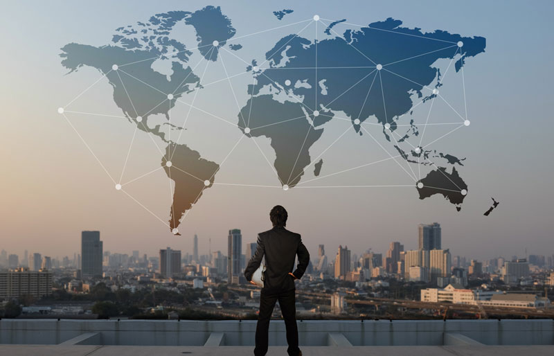Le rapport mondial sur la compétitivité 2017-2018 est illustré par l’image d’un homme d’affaires face à une carte du monde flottant dans le ciel au-dessus d’une grande ville.