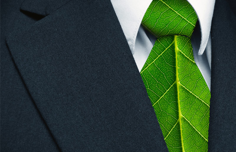 Gros plan sur la cravate d’un professionnel confectionnée à partir d’une feuille végétale.