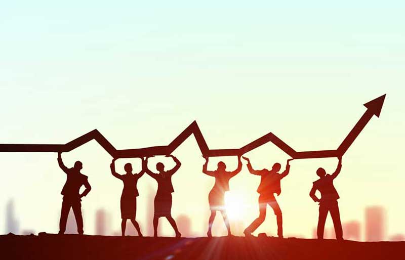 Cinq silhouettes de personnes d’affaires supportent une flèche ascendante d’un graphique