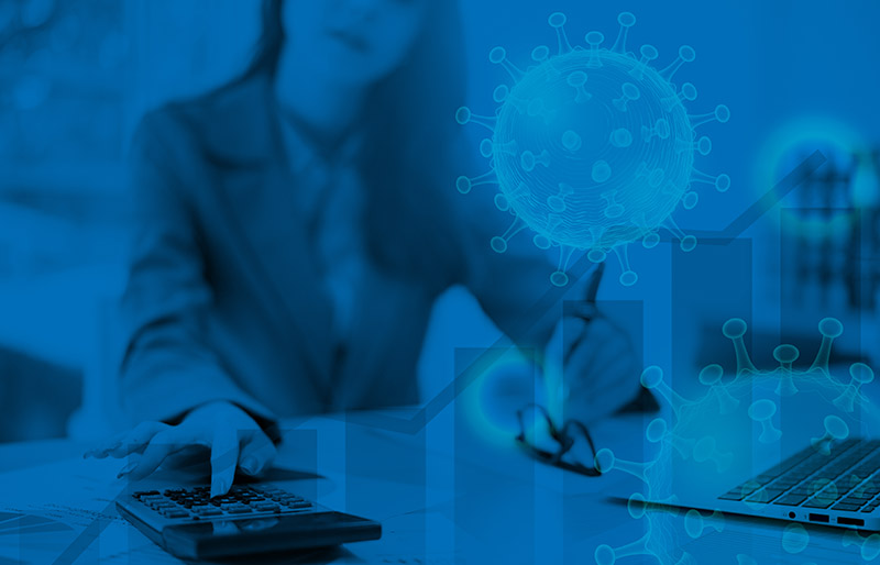 Montage graphique bleu composé de pictogrammes de virus superposés à l'image d'une femme d'affaires assise à un bureau
