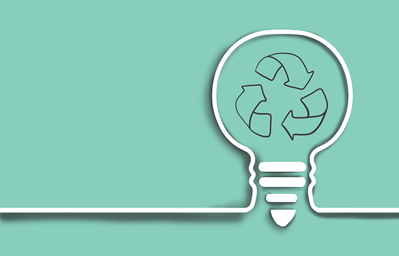 Montage graphique turquoise d’une ampoule électrique avec pictogramme du recyclage