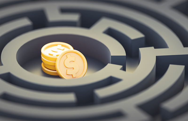 Gros plan d’un labyrinthe en cercle en trois dimensions avec des jetons gravés du symbole du dollar qui sont déposés au centre.