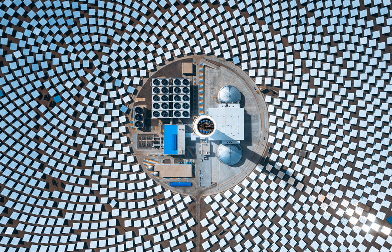 Vue aérienne de panneaux solaires qui forment  un cercle.