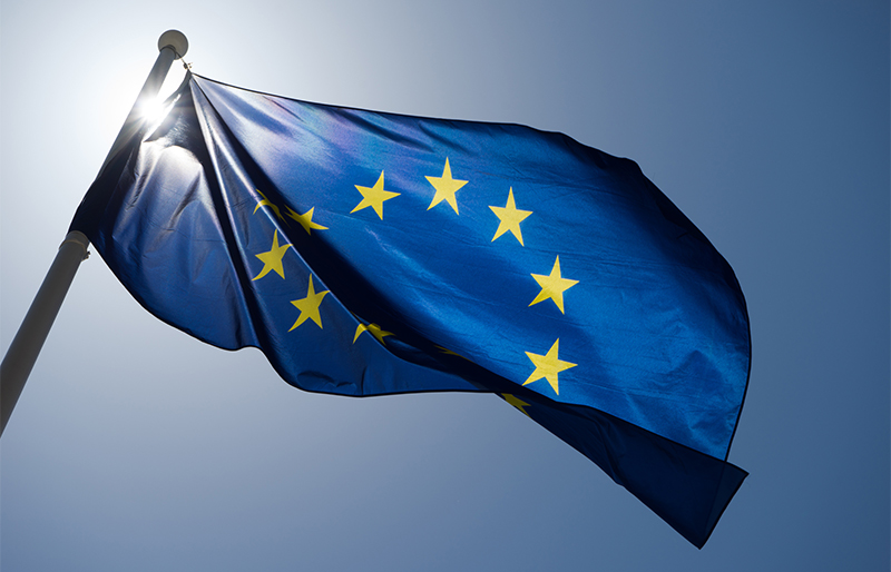 Cadrage sur un drapeau de l'UE au vent